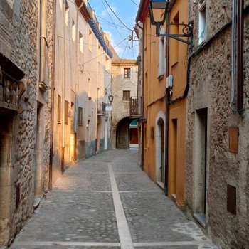 Dorfleben 20 Minuten von Girona entfernt: renoviertes Haus mit 5 Schlafzimmern, Terrasse und Kamin