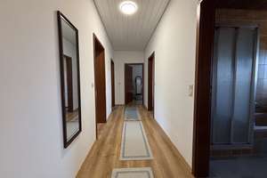 Vielseitige Immobilie mit vermieteter Wohnung und großzügigen Garagenflächen – Die vollständige Adresse der Immobilie erhältst du vom Anbieter., 91586 Lichtenau – Vorschaubild 4