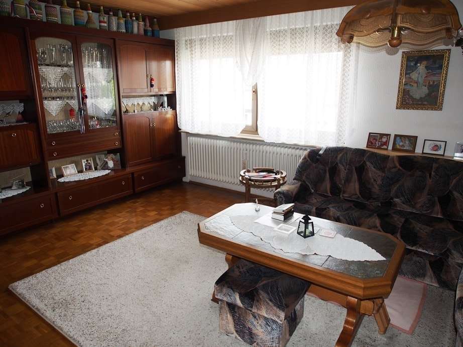 Immobilie in Mosbach - Bewegungsfreiheit, Ruhe u. Natur! Gemütliches Einfamilienhaus m. ELW, 2 Garagen u. großem Grundstück - Bild 1