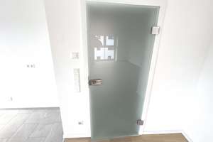 ERSTBEZUG! Sonnige und großzügige 3-Zimmer-Dachgeschoss-Wohnung mit Balkon und moderner Einbauküche! – Lavendelweg 8, 85551 Kirchheim bei München – Vorschaubild 6