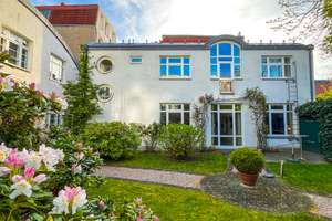 Modernes Hofhaus mit idyllischem Garten im Domviertel