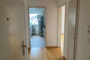Dachgeschosswohnung mit drei Räumen, Einbauküche und Hobbyraum – Holderbuschweg 8, 70563 Heerstraße, Stuttgart – Vorschaubild 6