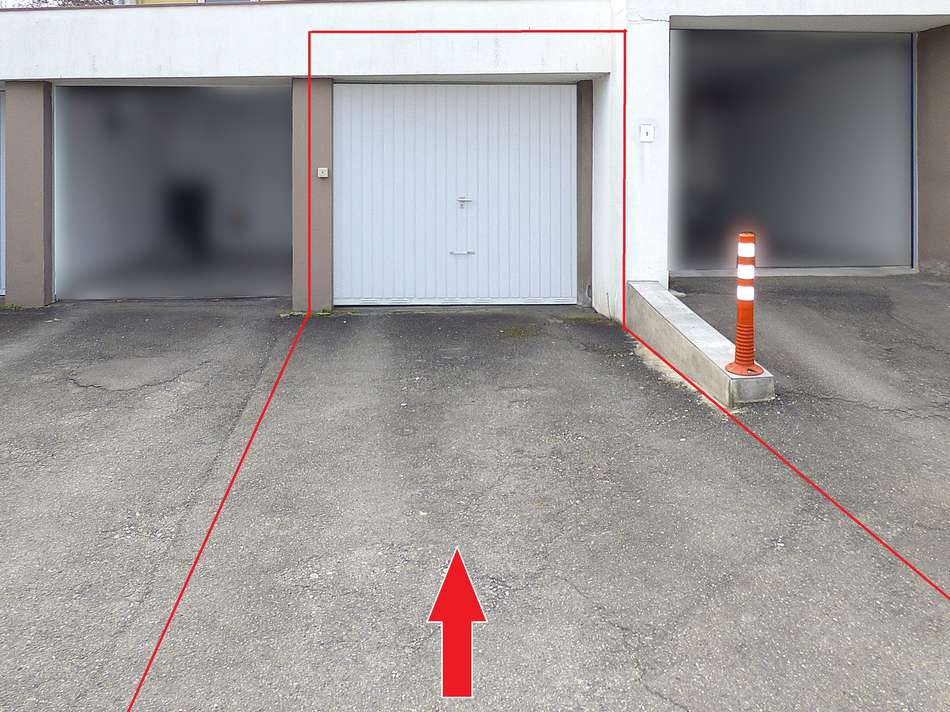 Garage mit elektrischem Tor