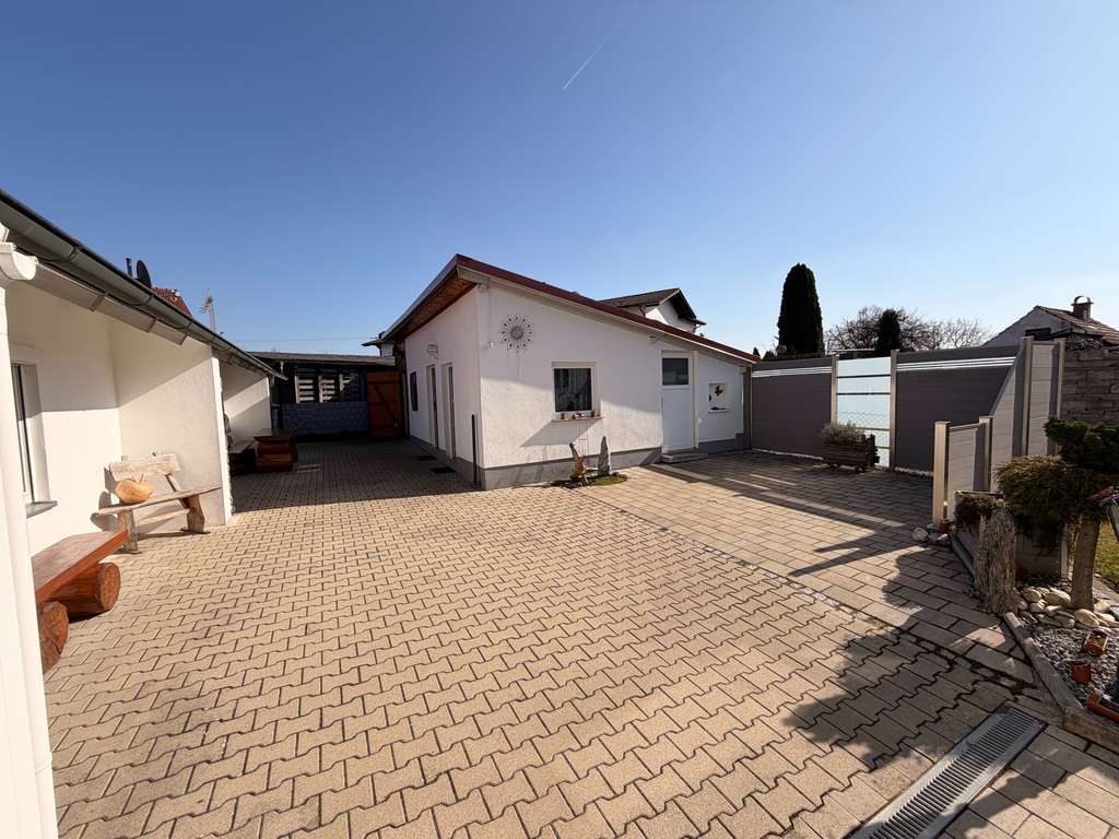 Immobilie in Frontenhausen - Gepflegtes Einfamilienhaus mit Garage und Nebengebäude in ruhiger Siedlung 84160 Frontenhausen - Bild 2