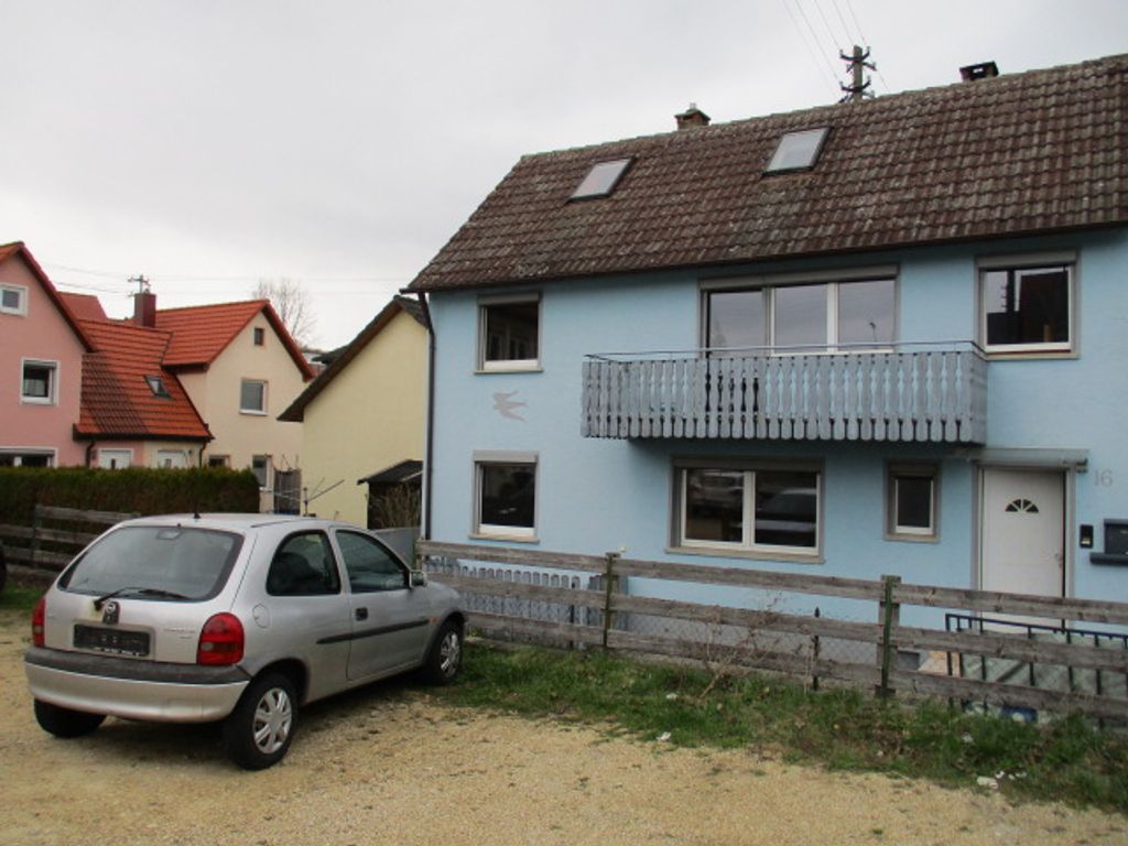 Schönes Haus mit 5 Zimmern Balkon Terrasse Dach ist