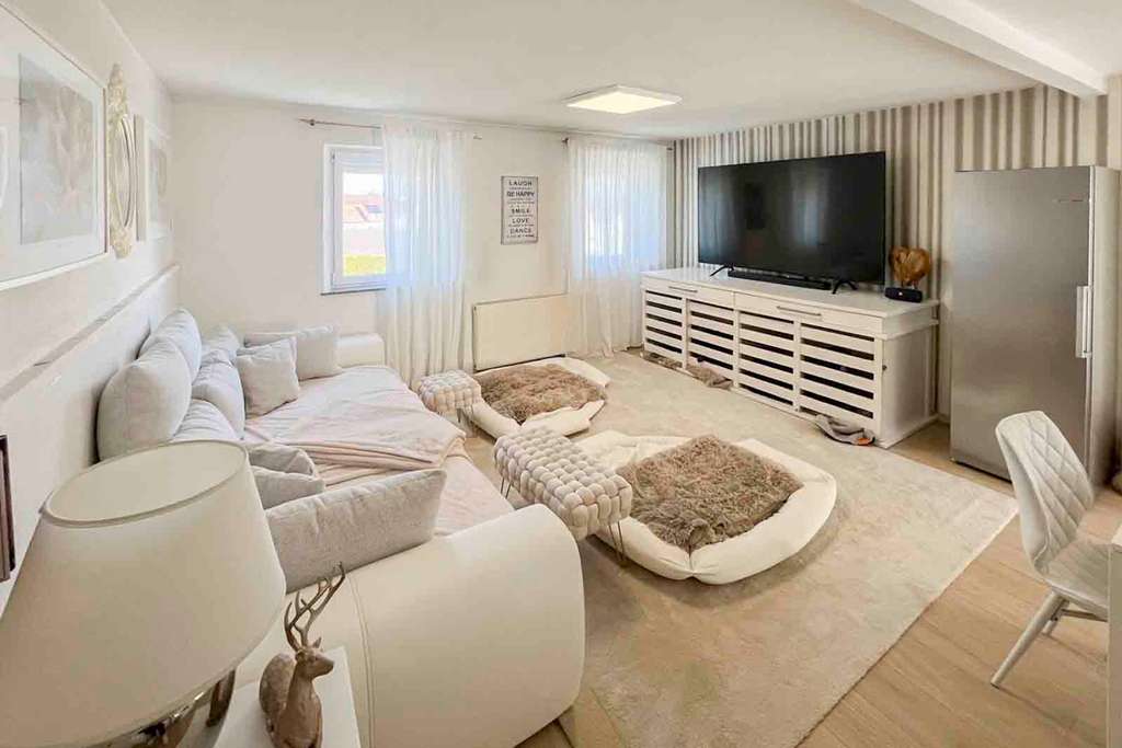 Immobilie in Leipheim - Mehr (T)Raum geht kaum: Modernes Einfamilienhaus mit vielen Nutzungsmöglichkeiten in Leipheim - Bild 3