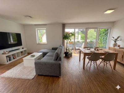 Modernes Loft-Feeling: Lichtdurchflutete 2-Zimmer-Wohnung mit großer Dachterrasse und Balkon