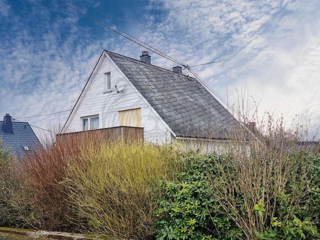 Immobilie in Rennerod - Rennerod/OT "Handwerker aufgepasst" Einfamilienhaus mit Garagen und Garten - Bild 4