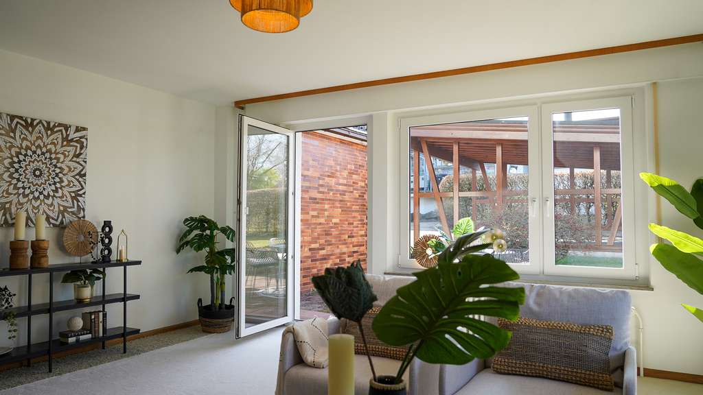 Immobilie in Engelsbrand - Gepflegtes Zweifamilienhaus mit großem Grundstück, Garage und Carport - Bild 2