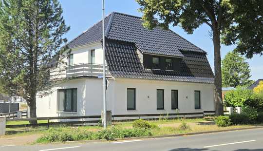 Bild von Großes Einfamilienhaus mit Einliegerwohnung und Garage in gepflegtem Zustand