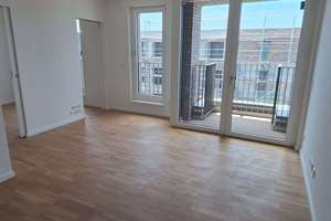 Zentrumsnah und seitlicher Wasserblick: 2-Zimmer-Wohnung mit Einbauküche und Loggia