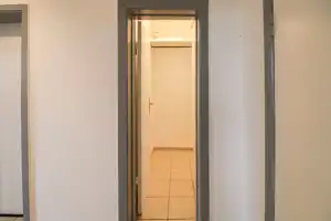 Einziehen & Ausblick genießen – Renovierte 2-Zimmer-Wohnung mit Fernsicht auf Erbbaugrund – Lübeck – Vorschaubild 13