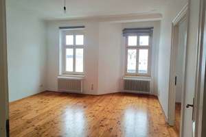 Schöne 2,5-Zimmer-Wohnung mit großer Einbauküche