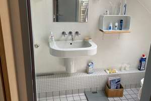 Stilvolle, geräumige und gepflegte 1-Zimmer-Dachgeschoss-Wohnung möbliert direkt am Schillerplatz – Schillerstr. 49, 41061 Gladbach, Mönchengladbach – Vorschaubild 2