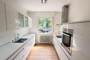 Nähe Aachener Weiher: frisch renovierte 2-Zi. Wohnung mit EBK + Balkon