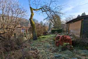 In schöner Ortsrand-/ Aussichtslage: Gepfl. EFH, u. a. mit Wintergarten, Kaminofen, Fußbodenheizung – Alte Weinstraße 33, 98554 Benshausen – Vorschaubild 101