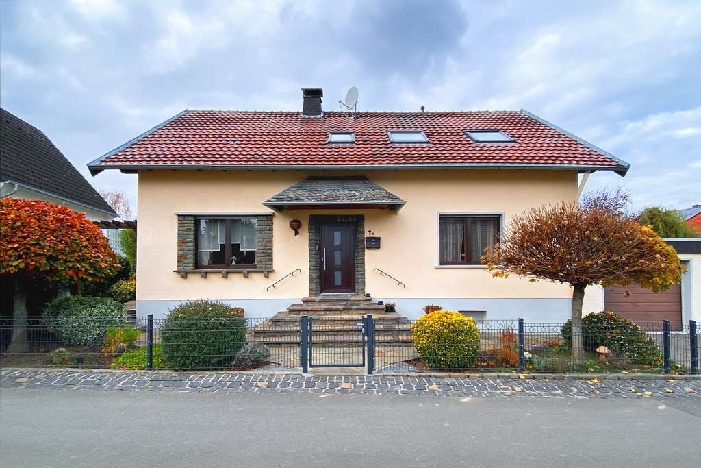 Großes Einfamilienhaus mit vermieteter Einliegerwohnung