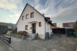 In begehrter Lage: Bezahlbare Doppelhaushälfte mit Potenzial! Glasfaseranschluss, Garage... – Die vollständige Adresse der Immobilie erhältst du vom Anbieter., 38442 Fallersleben, Wolfsburg – Vorschaubild 1