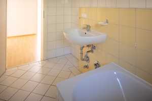 *PRAKTISCHer Grundriss_Tageslichtbad_Balkon_AR_familiäres Flair_VIEL GRÜN_HANSEVIERTEL – Geschwister-Scholl-Straße 17, 99085 Erfurt – Vorschaubild 21