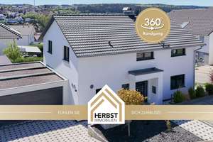 Fernblick & große Sonnenterrasse: Mit Doppelgarage, 2 Bädern, Kaminofen, PV-Anlage, EBK, bezugsfrei!