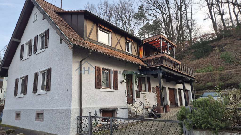 Immobilie in Baden-Baden - Rohdiamant: Zweifamilienhaus mit Ausbaupotential in ruhiger Lage - Bild 1