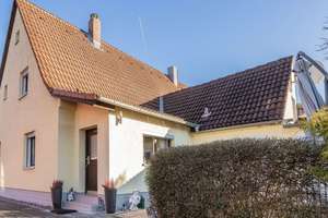 Kleines Einfamilienhaus zw. Erlangen & Fürth m. Ausbauoption zum Zweifamilienhs. m. 200 qm Wfl.