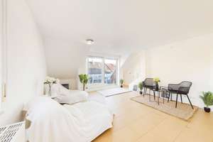 Lichtdurchflutetes Maisonette-Ambiente in Stuttgart: 3-Zimmer-Dachgeschoss-Refugium mit Balkon & Tag