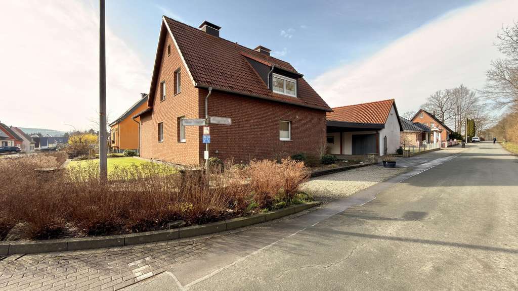 Immobilie in Dörentrup - Gepflegtes Zweifamilienhaus - in ruhiger Siedlungslage direkt am Wald  - Bild 1