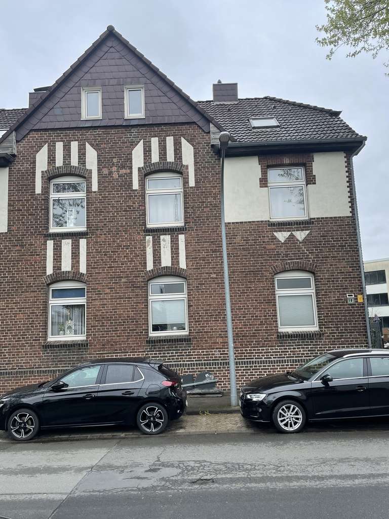 Kapitalanleger aufgepasst! Sehr schönes saniertes 3 Parteienhaus mit großem Grundstück!