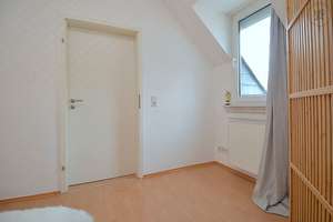 Sehr schöne möblierte 4-Zimmer Dachwohnung mit Internet und Dachterrasse in Wiesbaden – Die vollständige Adresse der Immobilie erhältst du vom Anbieter., 65197 Rheingauviertel / Hollerborn, Wiesbaden – Vorschaubild 14