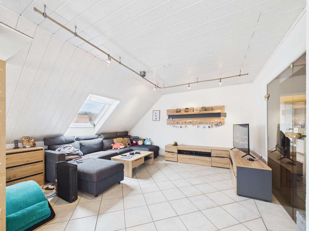Immobilie in Ranstadt - Großzügige Dachgeschosswohnung mit Balkon und viel Licht auf ca. 118 m² in Ranstadt-Bobenhausen - Bild 1