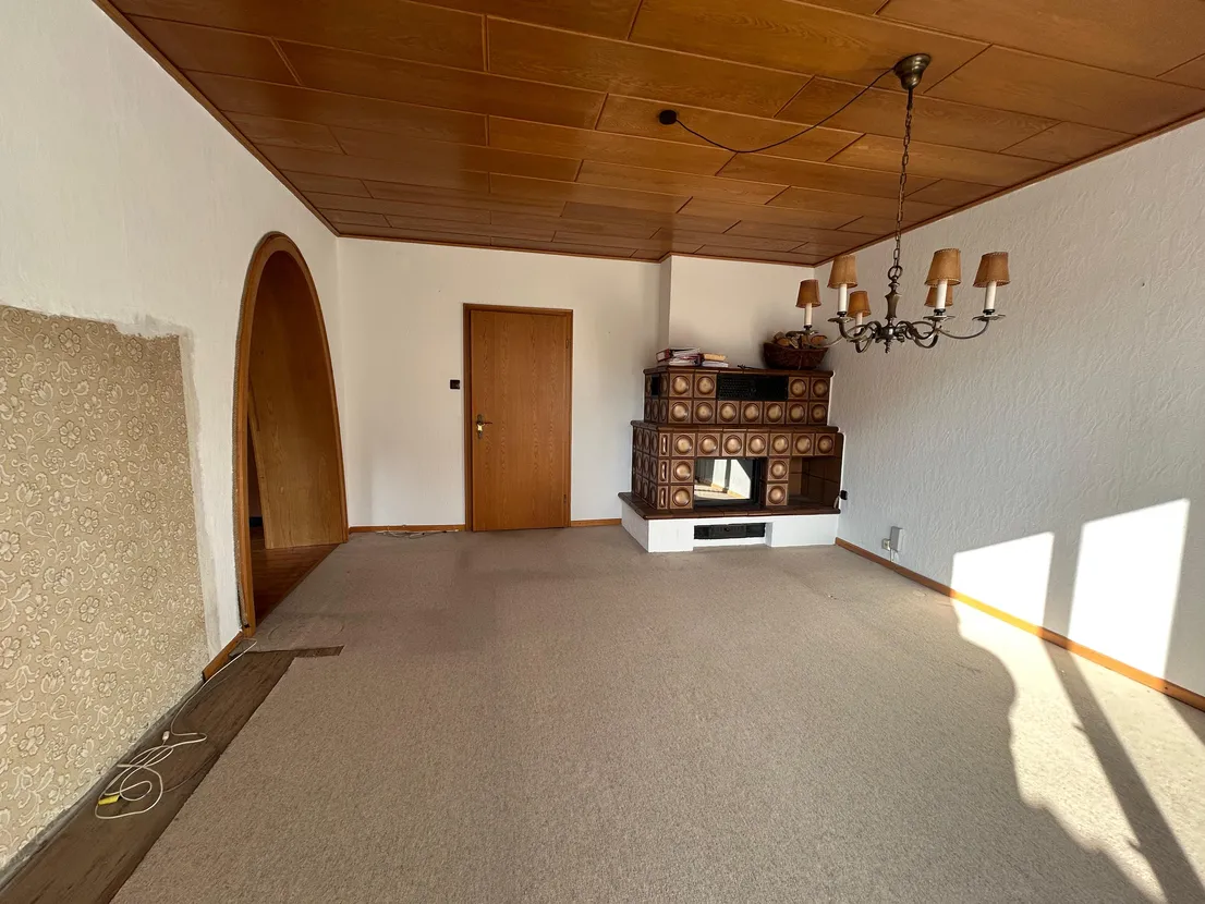 Gemütliches Reihenendhaus mit XL-Dachterrasse, Terrasse, Garten und zwei Garagen – Wohnzimmer