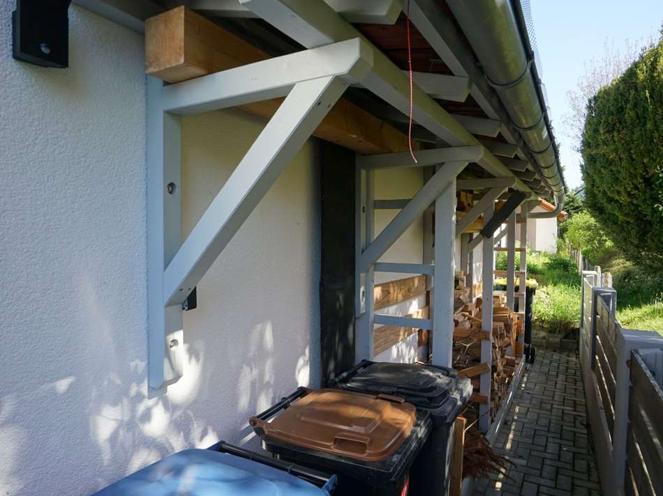 Holzlager hinter der Garage