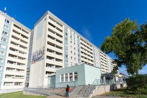 Einziehen & wohlfühlen! Sanierte 2-Raum-Wohnung mit Dusche und Balkon.