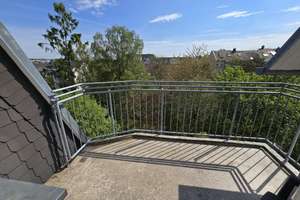 Lichtdurchflutete 3-Raum-Wohnung im Dachgeschoss mit hohen Decken und großer Terrasse