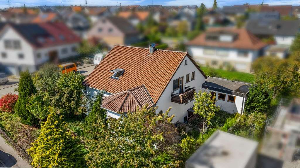 Viel Raum für Ihre Wohnträume – Familienfreundliches Zweifamilienhaus mit Garten in Nufringen