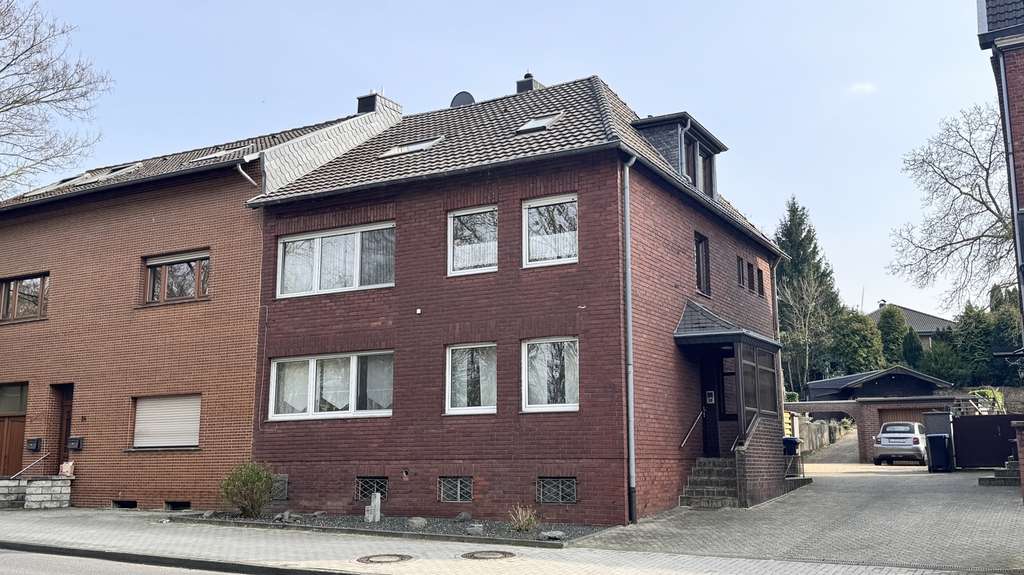 Immobilie in Eschweiler - Attraktives Zweifamilienhaus mit schönem Grundstück und 3 Garagen - Bild 0
