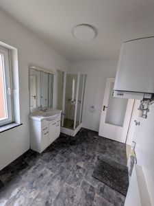 Gut geschnittene, helle Wohnung mit großem Wohnzimmer, Schlafzimmer mit Einbauschränken