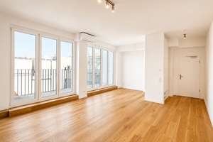 Großzügige Dachgeschoss-Wohnung mit Küche, Klimaanlage, Terrasse und Aufzug