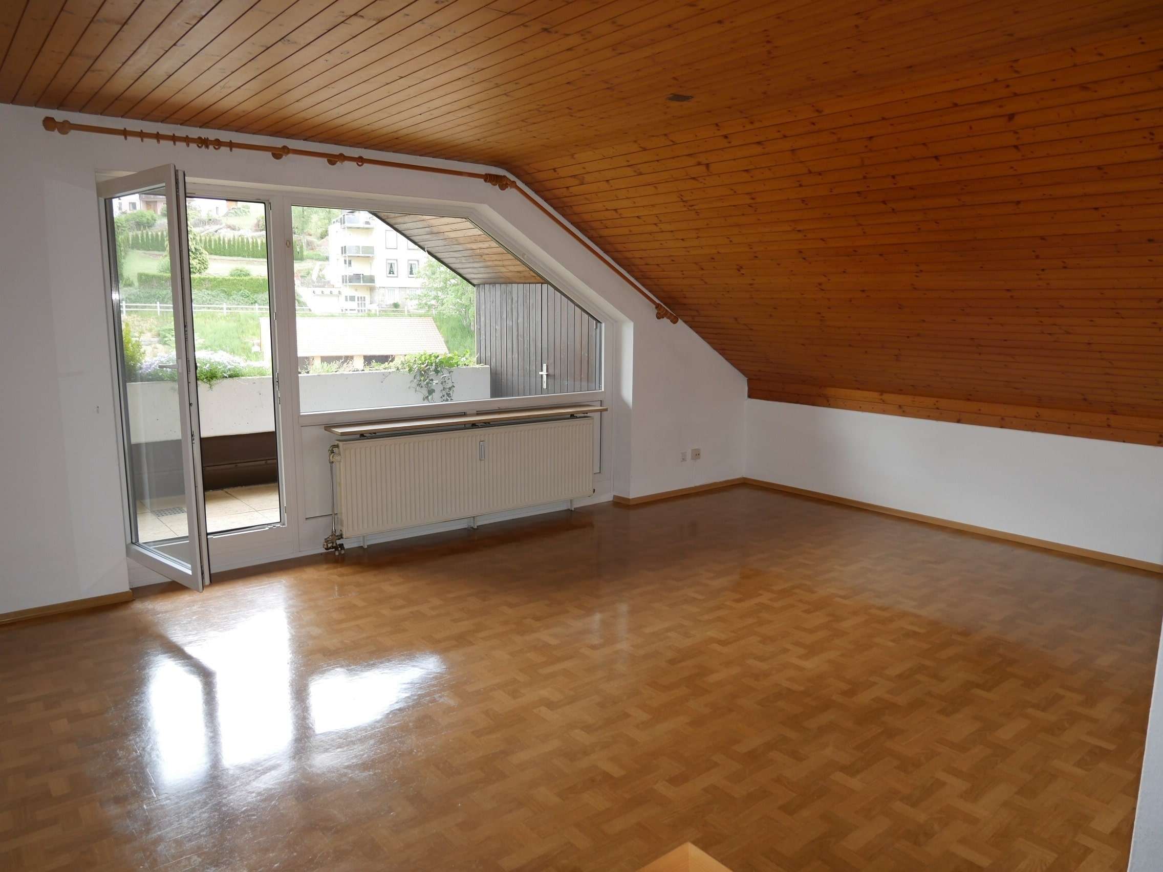 Immobilie in Schönwald im Schwarzwald - Wohnen mit Aussicht: 2,5-Zimmer-Dachgeschosswohnung in 78141 Schönwald! - Bild 3