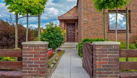 Bild von Zweifamilienhaus auf Eckgrundstück mit Doppelgarage und weiteren großartigen Extras in Bremen-