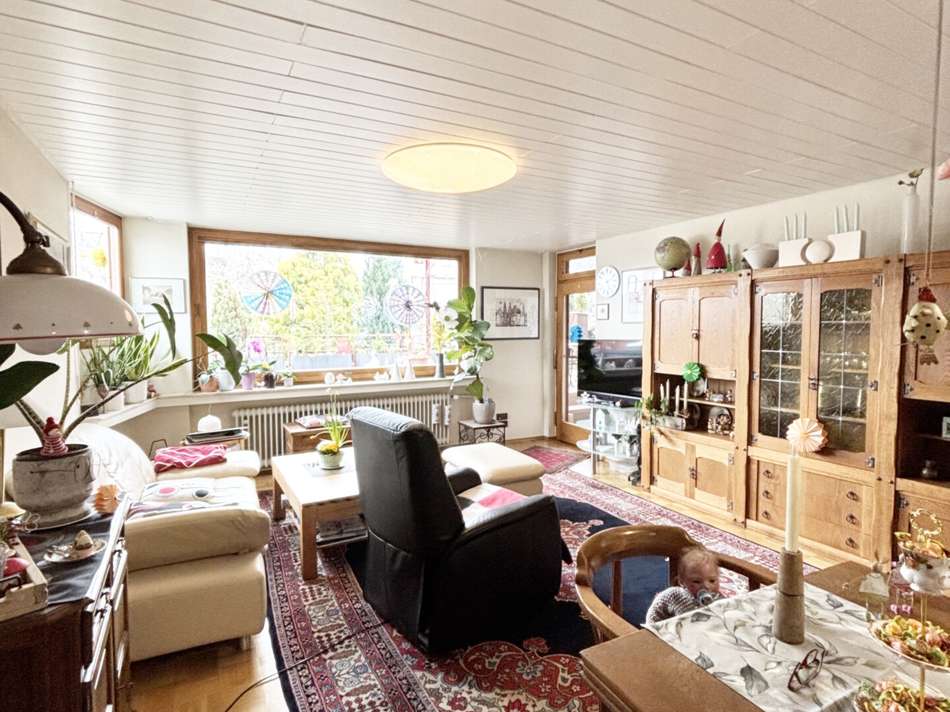 Wohn- und Esszimmer mit Blick 