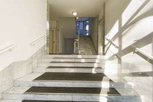 Zwischen Englischem Garten und der Isar gelegen: 4-Zimmer-Maisonette-Wohnung mit Süd-Balkon und DT – Die vollständige Adresse der Immobilie erhältst du vom Anbieter., 80538 Englischer Garten, München – Vorschaubild 2
