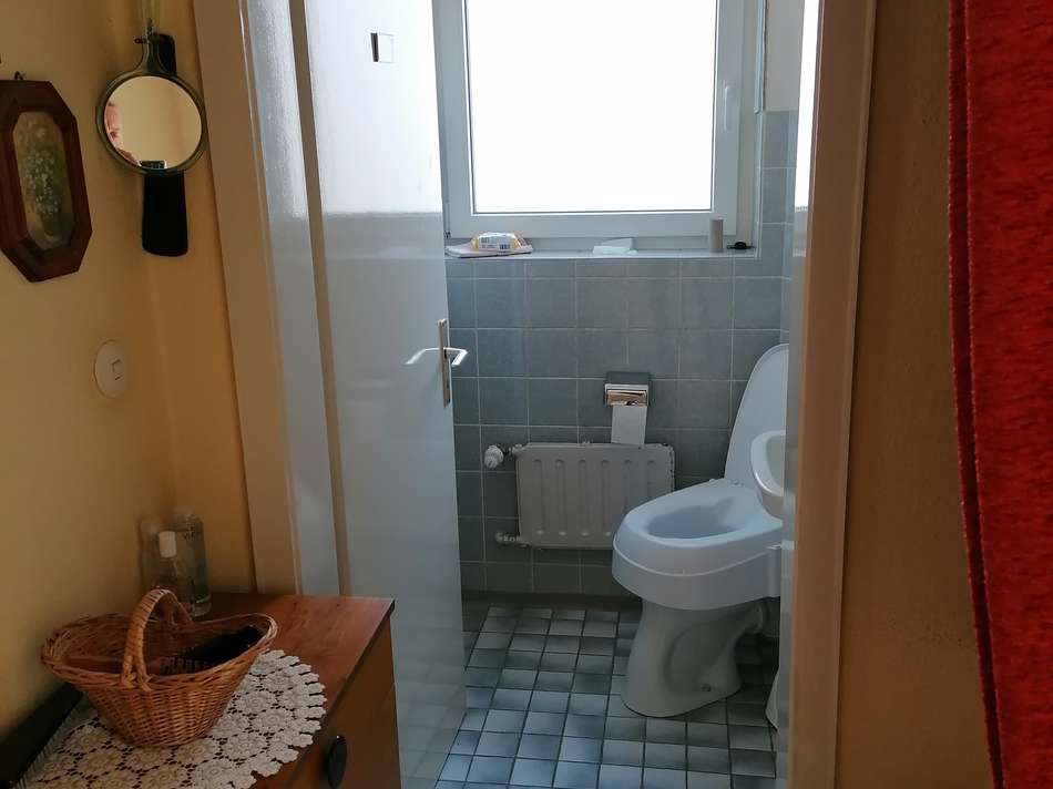 Gäste-WC mit Vorzimmer