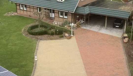 Bild von Großzügiges Wohnhaus mit riesigen Carport und großen Garten
