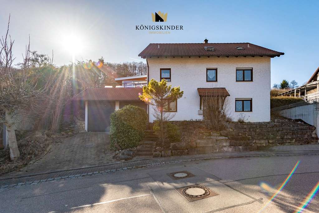 Immobilie in Gruibingen - Großzügiges Einfamilienhaus mit Wintergarten, Kaminofen, Garten und 2 Garagen in idyllischer Lage - Bild 2