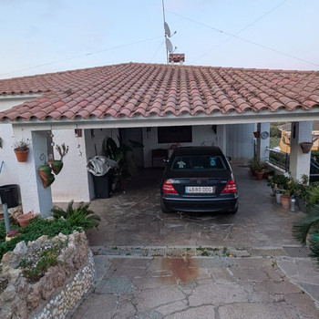 FREISTEHENDES EINGESCHOSSIGES HAUS MIT POOL UND WHIRLPOOL
