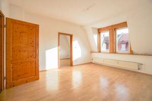 Charmante 4-Zimmer-Dachgeschosswohnung mit Spitzboden und ca. 105 m² Wohnfläche in Nürnberg-Gostenho – Die vollständige Adresse der Immobilie erhältst du vom Anbieter., 90429 Bärenschanze, Nürnberg – Vorschaubild 2