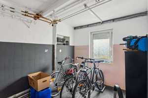 Großzügiges Zweifamilienhaus mit Nebengebäude, großer Scheune und Parkplätzen – Frankfurt am Main – Vorschaubild 6