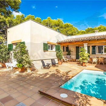 Freistehende Villa auf einem ca. 450 m² großen Grundstück mit Swimmingpool, ca. 120 m² großem, geräu